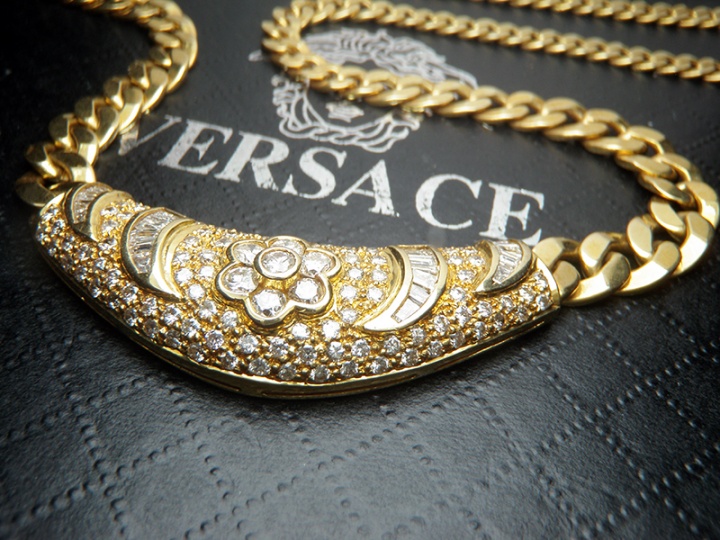 Versace 2.61 carat round and baguette diamond cluster necklace set in 18k gold H0