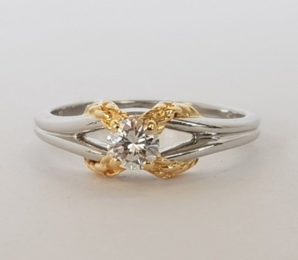 Christian dior diamond solitaire platinum & 18ct yellow gold diamond ring H0